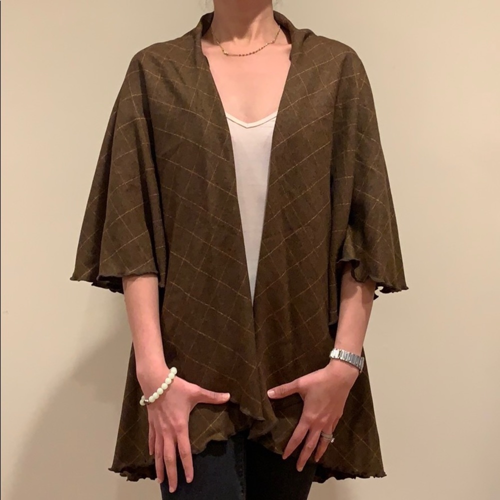 Oversized cape / shawl in plaid brown
